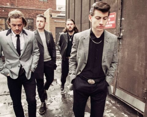 Arctic Monkeys caminando por una calle