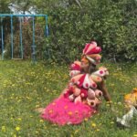 Aterciopelados con Andrea sentada en un jardín