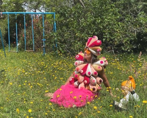 Aterciopelados con Andrea sentada en un jardín