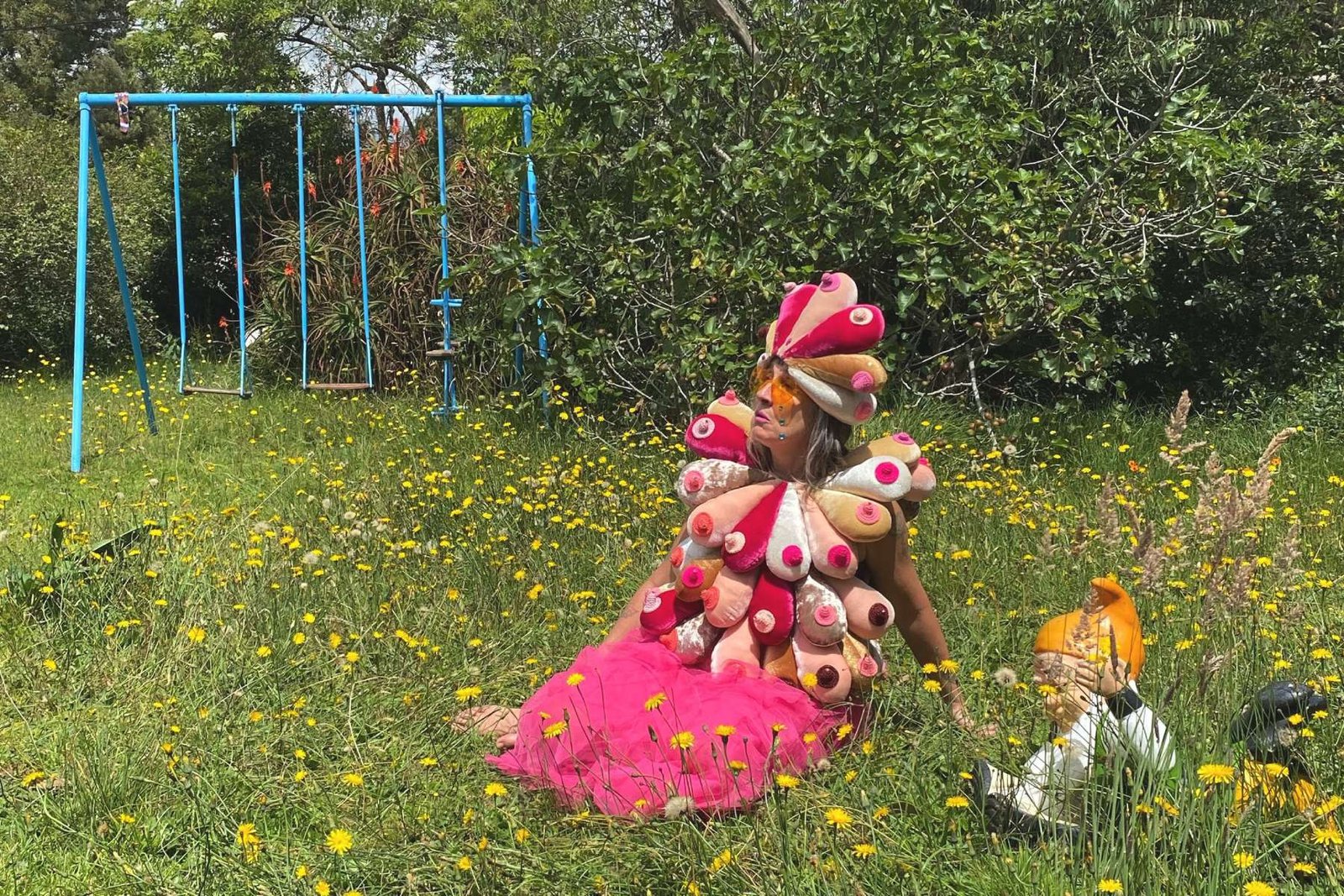 Aterciopelados con Andrea sentada en un jardín