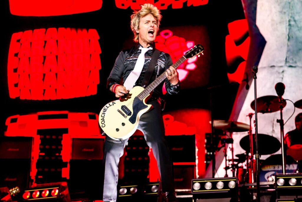 Billie Joe Armstrong con su guitarra blanca en el escenario
