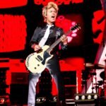 Billie Joe Armstrong con su guitarra blanca en el escenario
