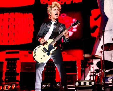 Billie Joe Armstrong con su guitarra blanca en el escenario