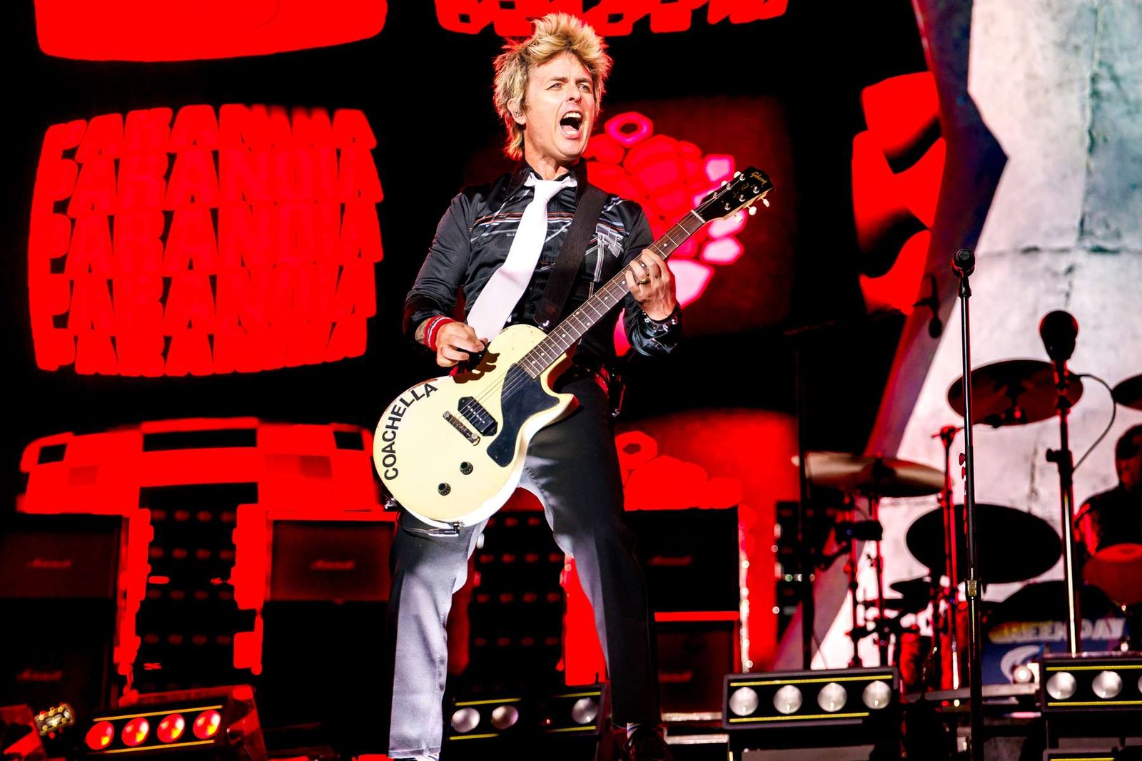 Billie Joe Armstrong con su guitarra blanca en el escenario