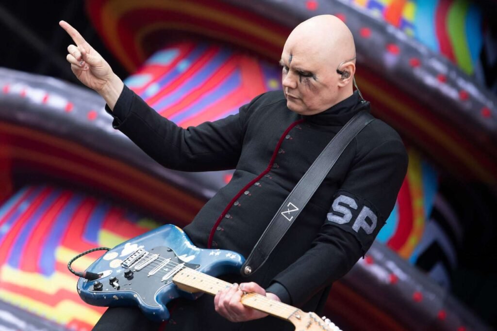 Billy Corgan en el escenario con traje negro