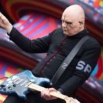 Billy Corgan en el escenario con traje negro