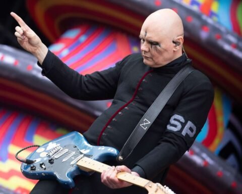 Billy Corgan en el escenario con traje negro