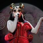 Björk con la portada del videojuego SEED