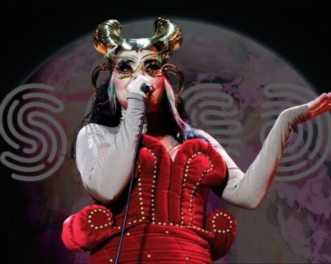 Björk con la portada del videojuego SEED