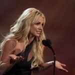 Britney Spears con brazos extendidos