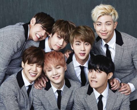 BTS posando con trajes grises