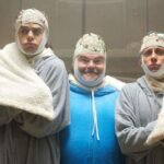 Ca7riel y Paco Amoroso vestidos como pacientes