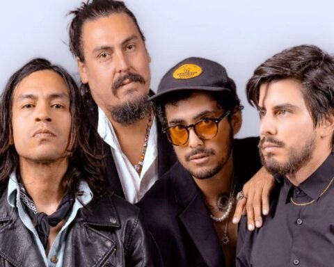 Cementerio Inocentes con trajes negros y fondo blanco