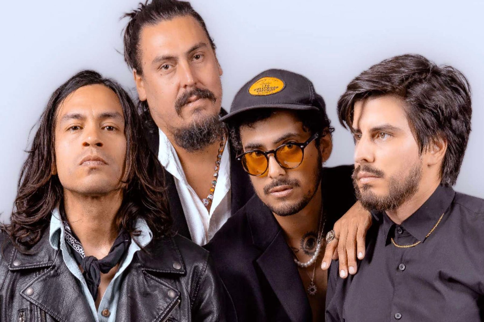 Cementerio Inocentes con trajes negros y fondo blanco