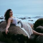 Clara Yolks echada sobre la orilla del mar