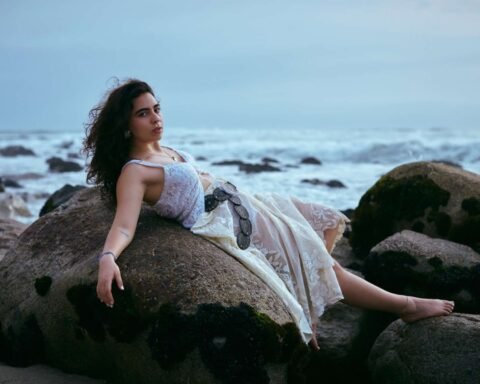 Clara Yolks echada sobre la orilla del mar