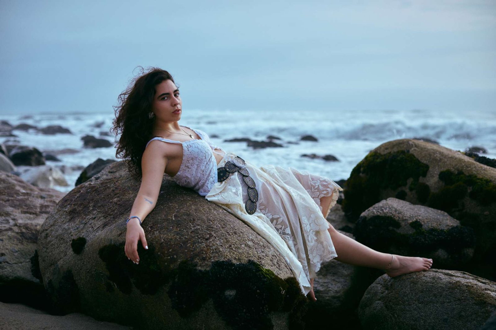 Clara Yolks echada sobre la orilla del mar