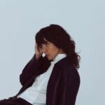 Courtney Barnett con saco negro y sentada