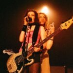 Courtney Love y Mellisa Auf der Maur sobre ele escenario