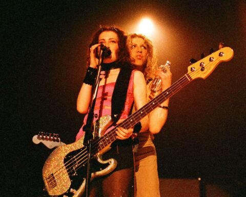 Courtney Love y Mellisa Auf der Maur sobre ele escenario