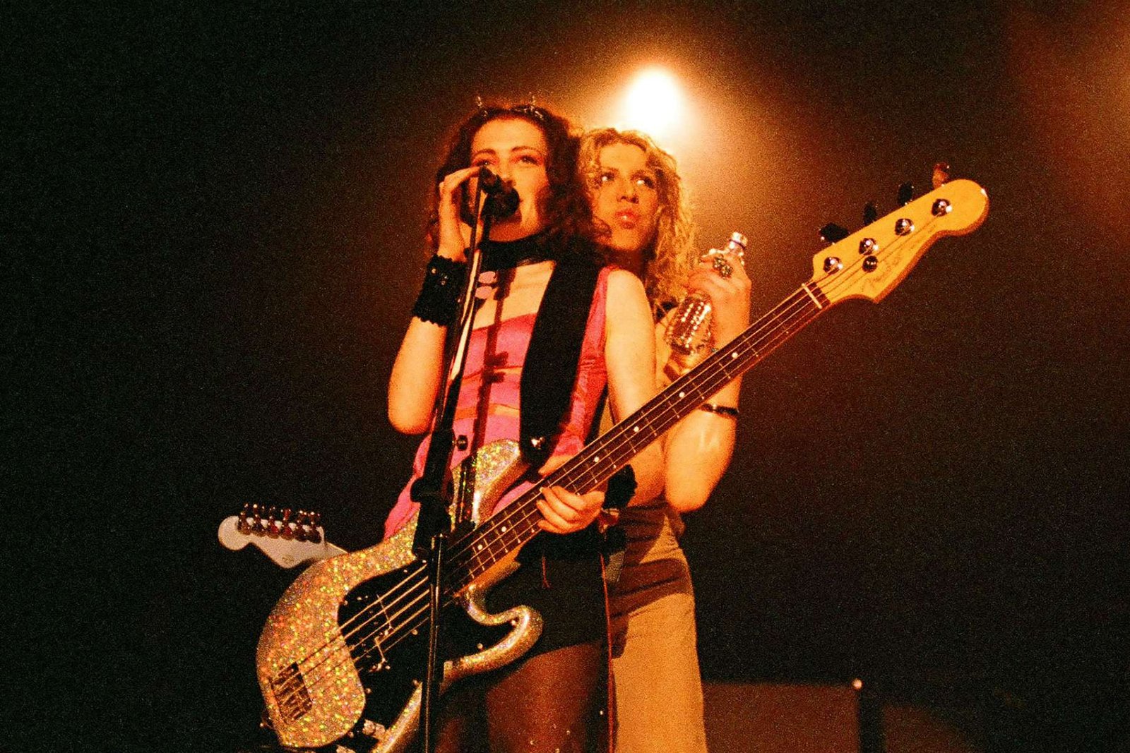 Courtney Love y Mellisa Auf der Maur sobre ele escenario