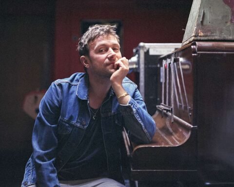 Damon Albarn con su piano de pared