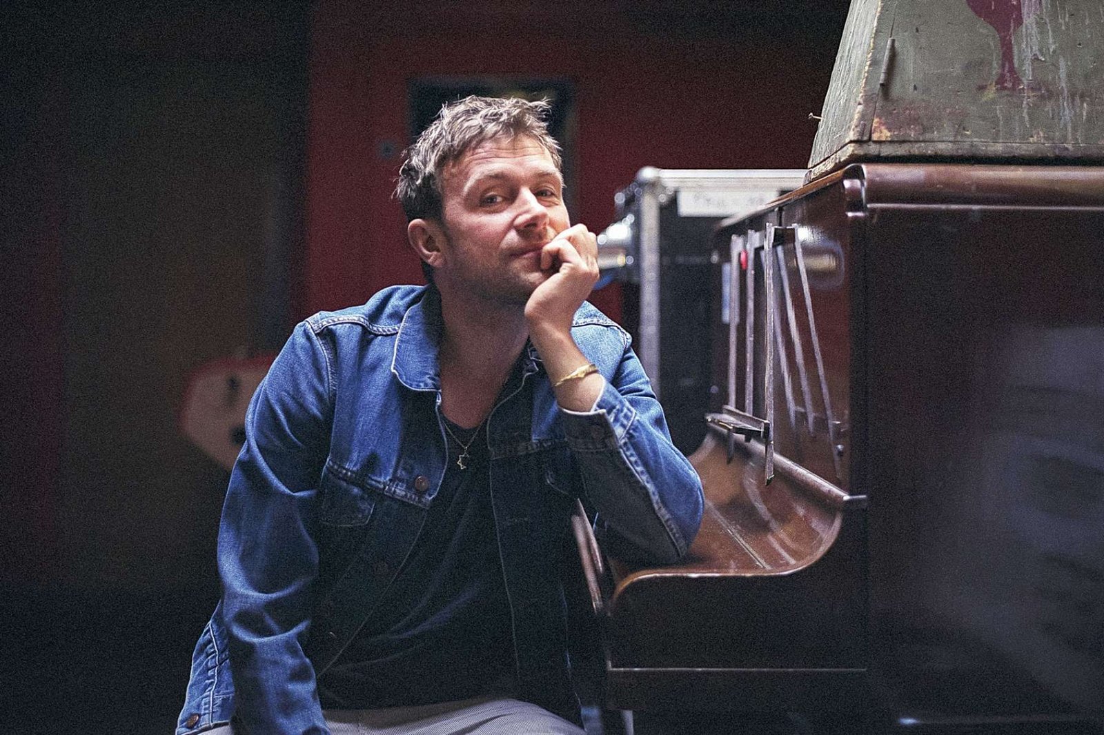 Damon Albarn con su piano de pared