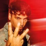 Dante Spinetta mostrando los dedos