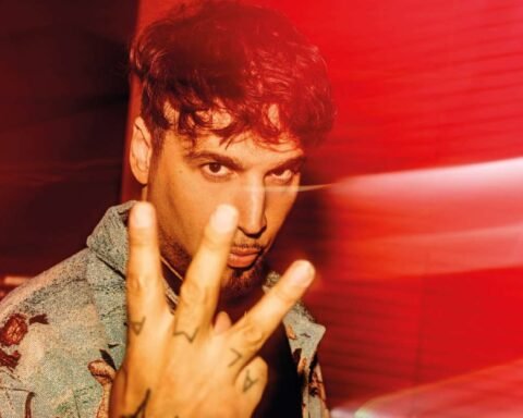 Dante Spinetta mostrando los dedos