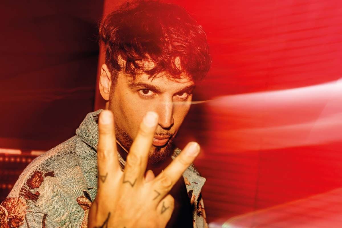 Dante Spinetta mostrando los dedos