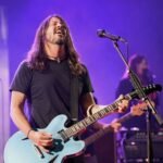 Dave Grohl sobre el escenario con su guitarra