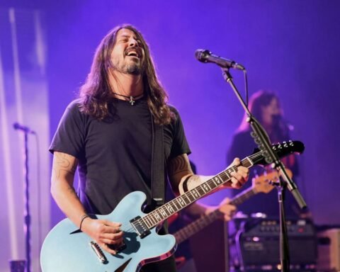 Dave Grohl sobre el escenario con su guitarra