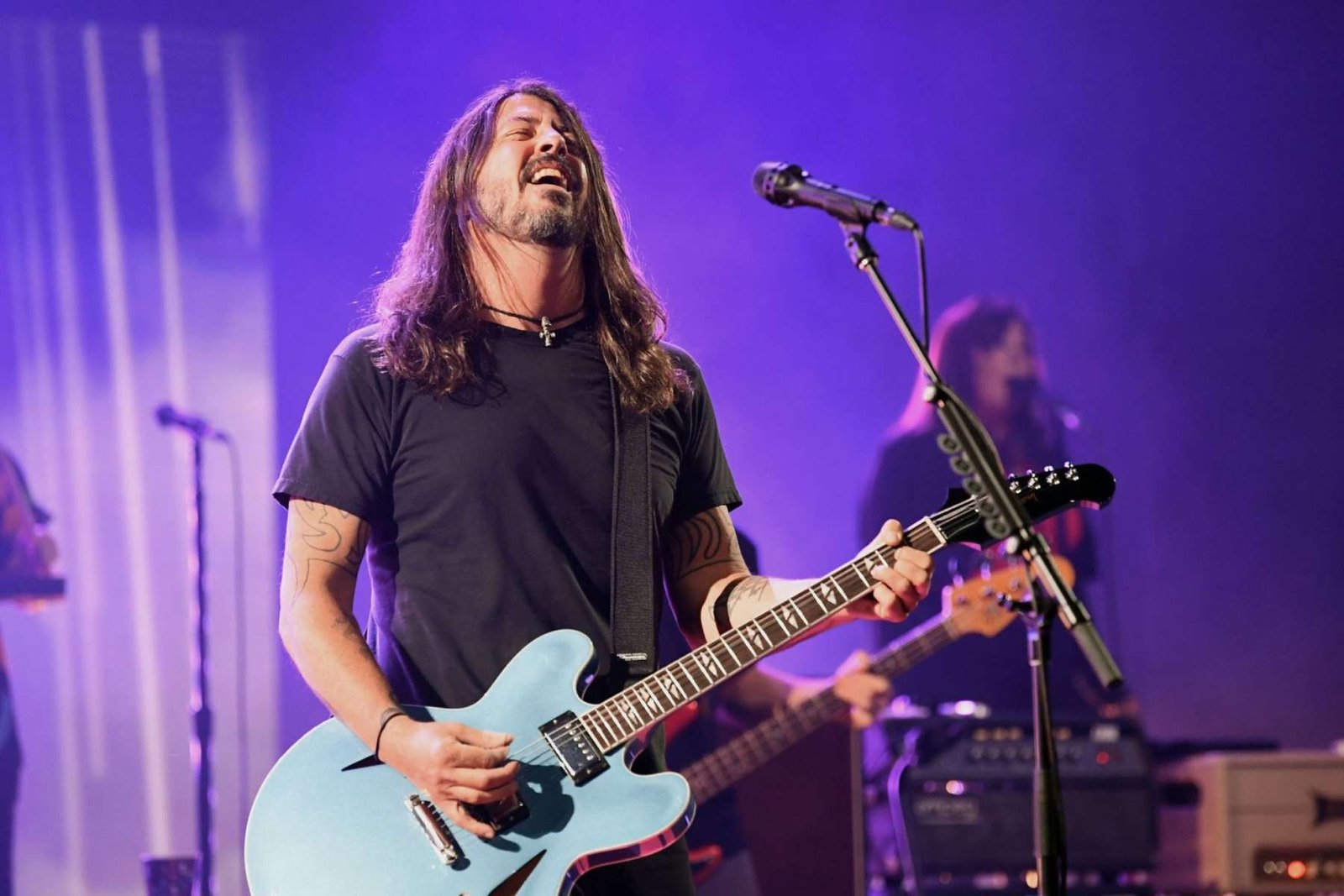 Dave Grohl sobre el escenario con su guitarra