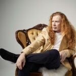Dave Mustaine sentado con las piernas cruzadas