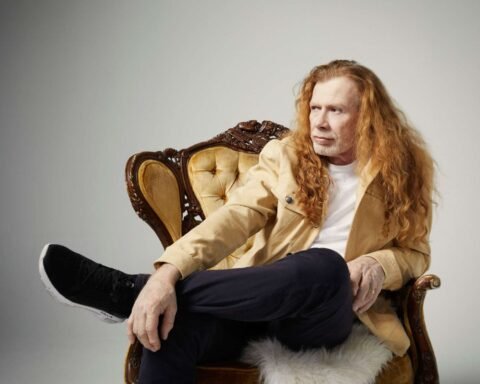 Dave Mustaine sentado con las piernas cruzadas