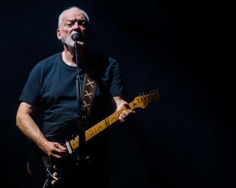 David Gilmour con su guitarra Black Strat