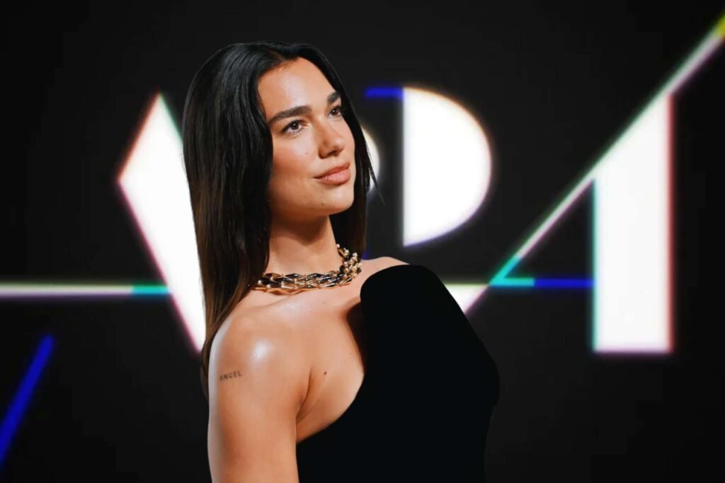 Dua Lipa con el logo de A24