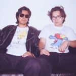 Epidemic of Boringness sentados en un sofá