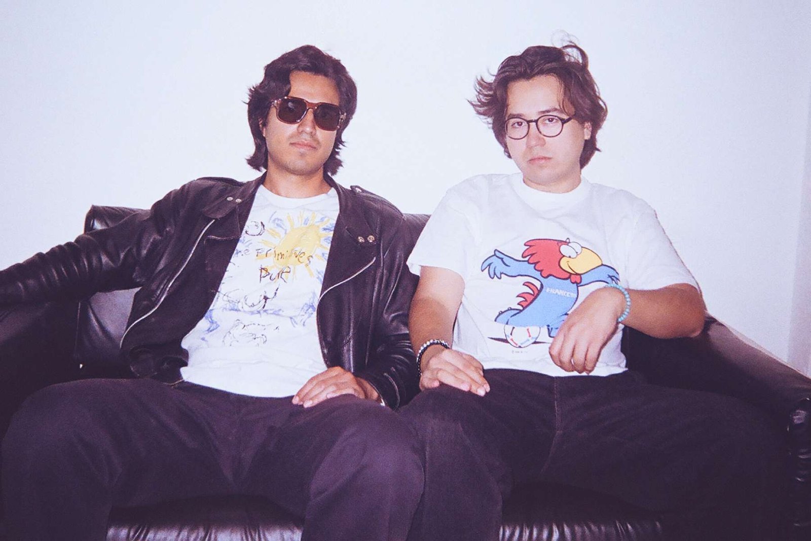 Epidemic of Boringness sentados en un sofá