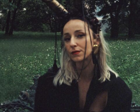 Fenna Frei posando en un campo abierto