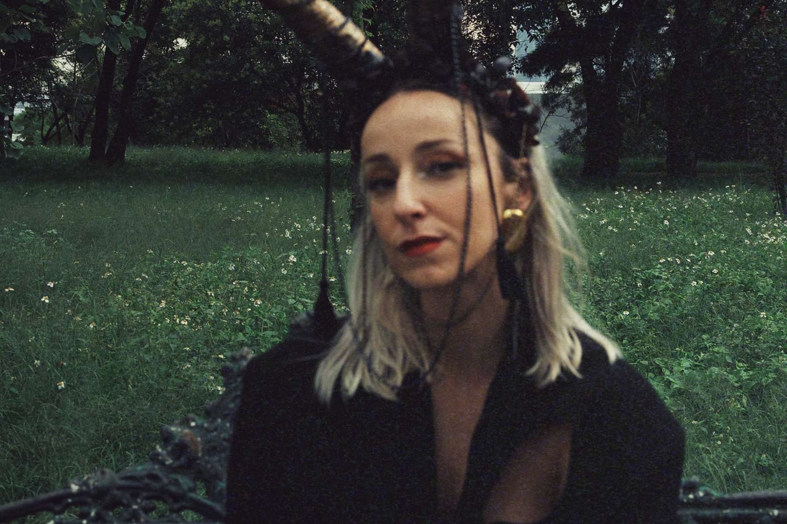 Fenna Frei posando en un campo abierto