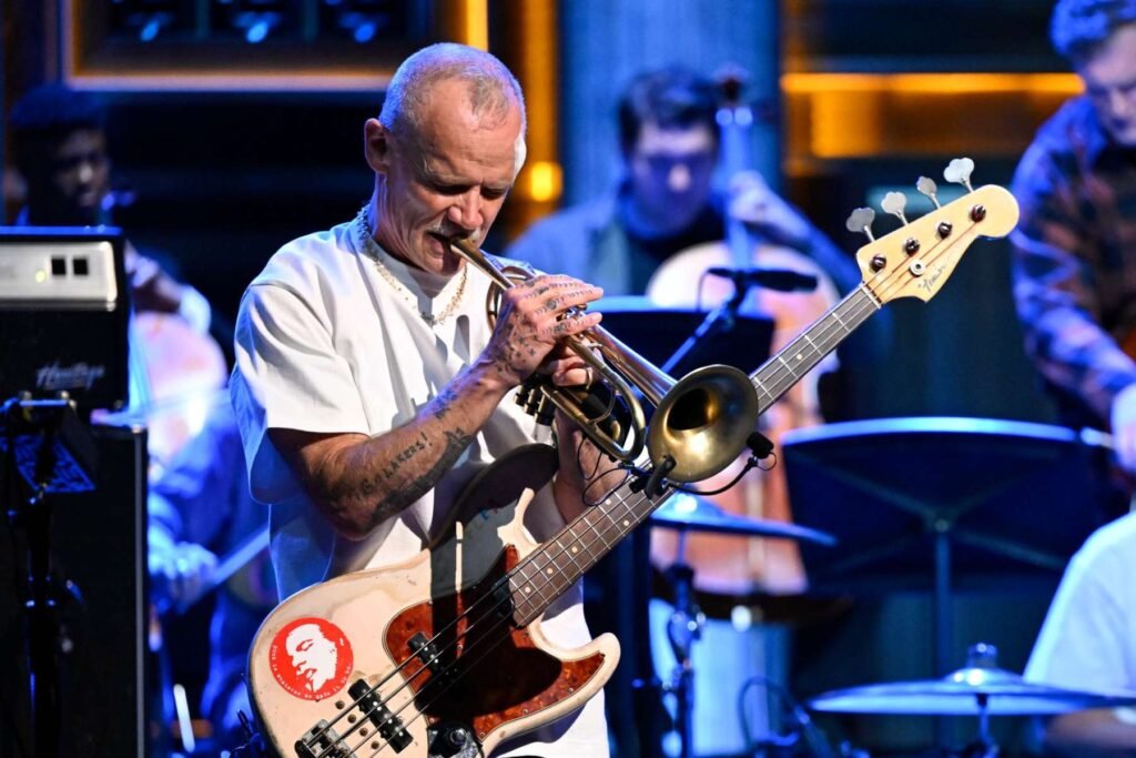 Flea con su trompeta en The Tonight Show