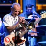 Flea con su trompeta en The Tonight Show