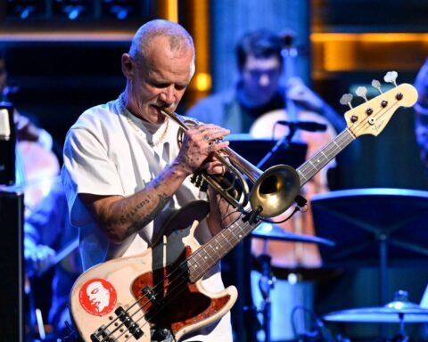 Flea con su trompeta en The Tonight Show