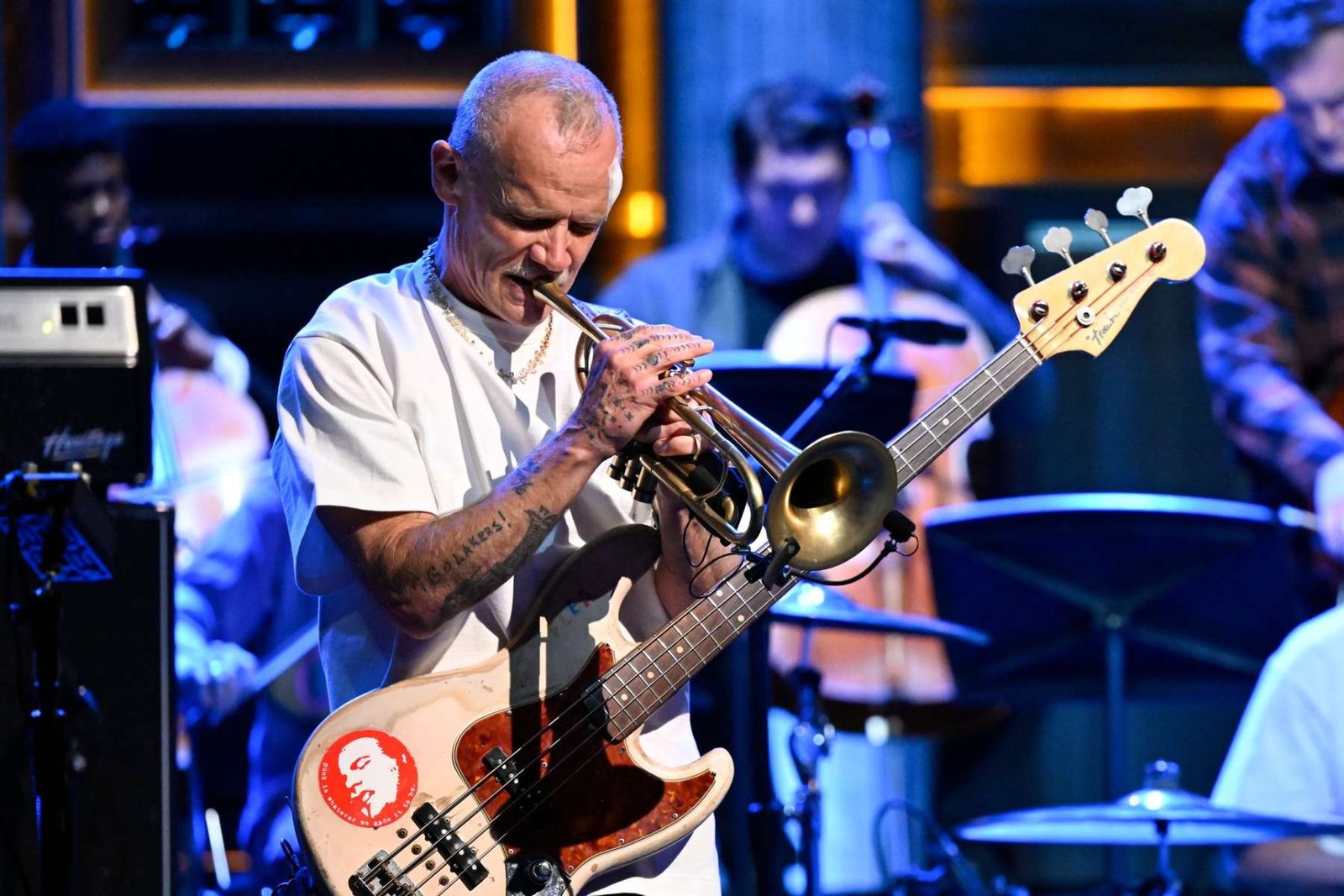Flea con su trompeta en The Tonight Show