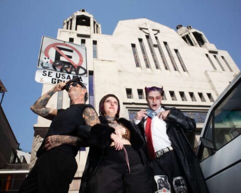 Gloory Hole frente a un edificio