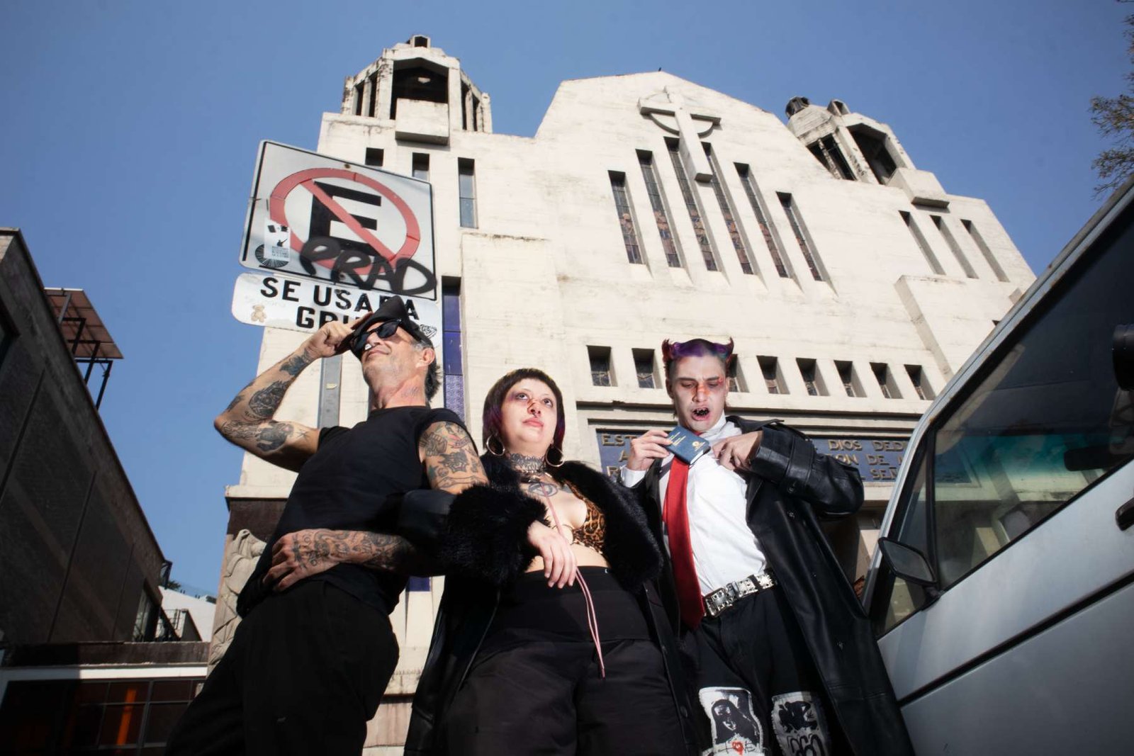 Gloory Hole frente a un edificio