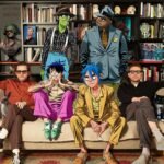 Gorillaz sentados en un sofá