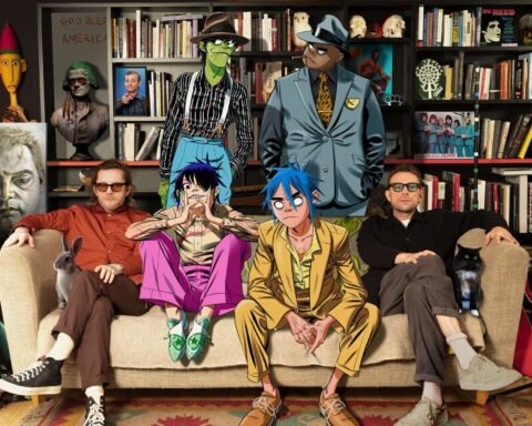 Gorillaz sentados en un sofá