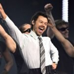 Harry Styles con traje bailando